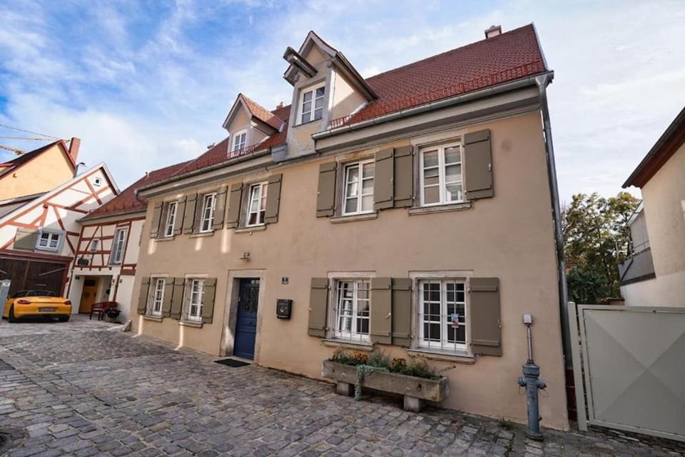 Property building, Day, Neighbourhood, Street view, Location, Parking