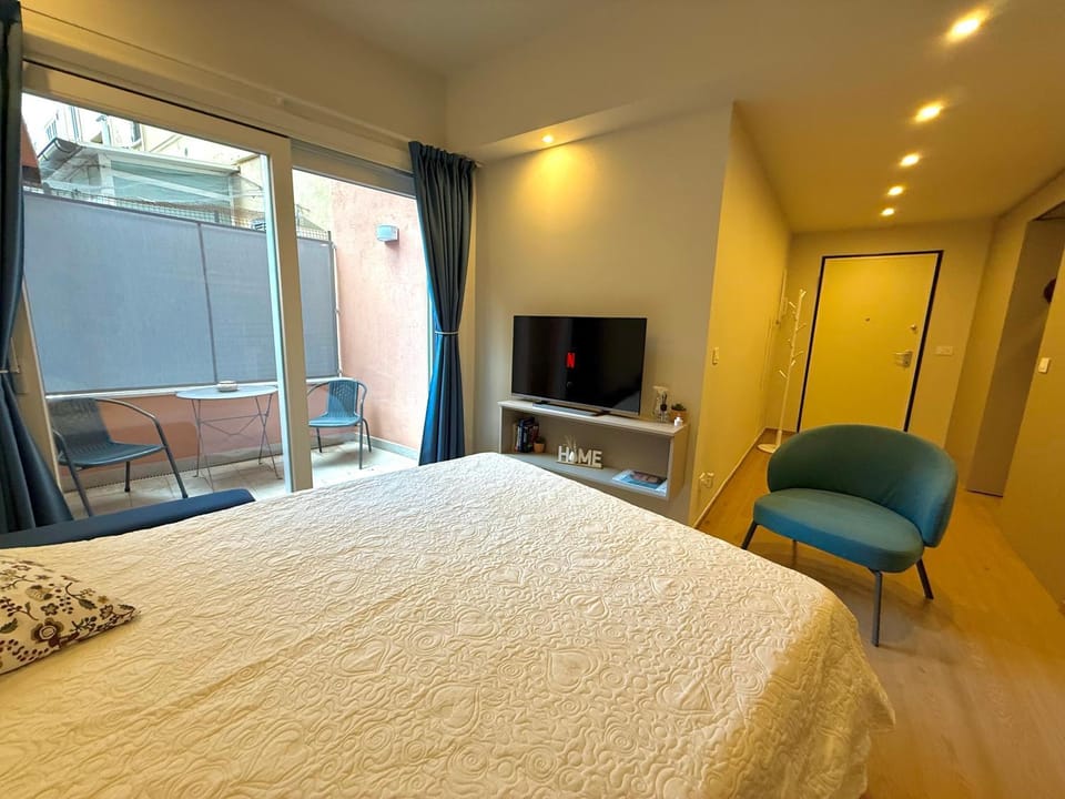 Bed, TV and multimedia, Balcony/Terrace, Living room