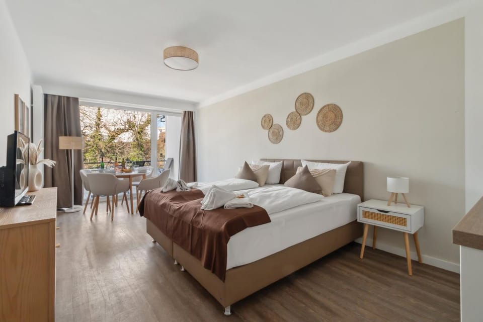 Bed, TV and multimedia, Living room, Photo of the whole room, Seating area, Bedroom, towels