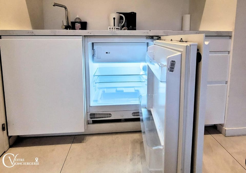 Kitchen or kitchenette, oven