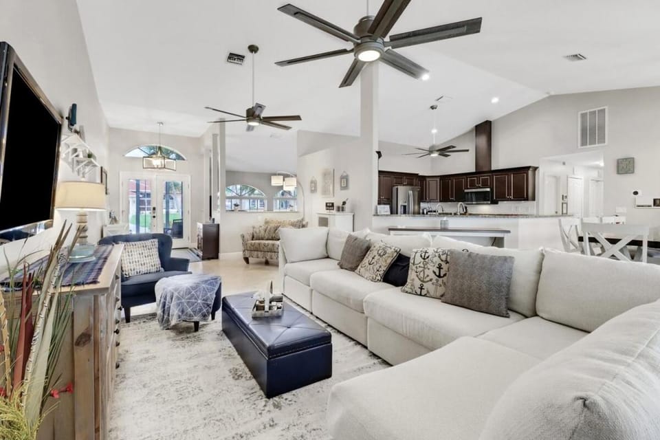 Cape Escape-Canalfront, Dock, Gulf Access, Pool, Spa, Lanai, House in Cape Coral