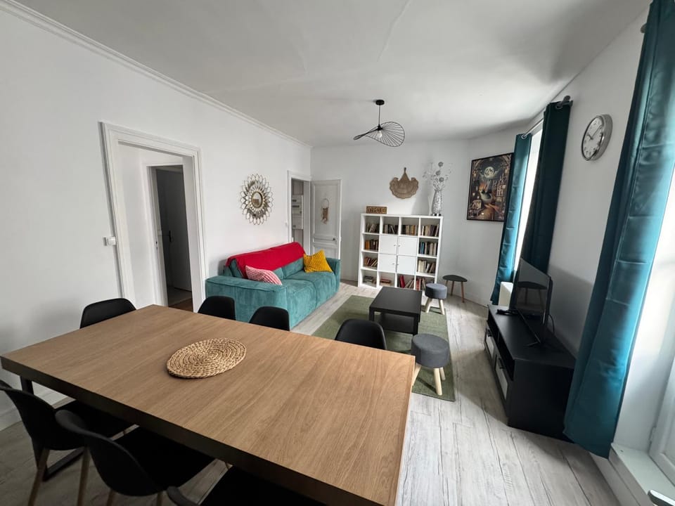 TV and multimedia, Living room, Photo of the whole room, Seating area, Dining area