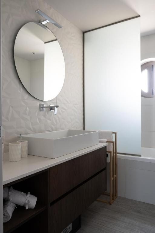 Bathroom, towels