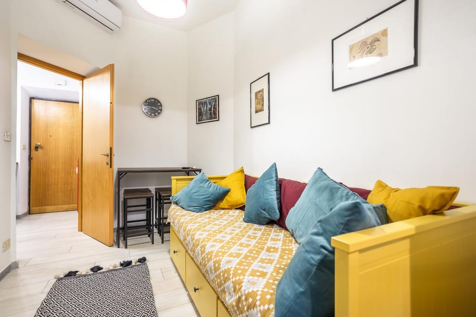 Bed, Living room, Photo of the whole room, Seating area, Dining area, air conditioner