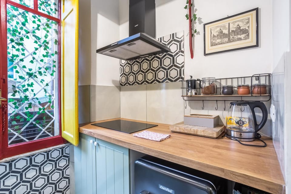 Coffee/tea facilities, Kitchen or kitchenette, minibar, stove