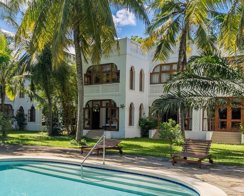 Property building, Patio, Spring, Day, Natural landscape, Garden, Garden view, Pool view, Swimming pool, sunbed