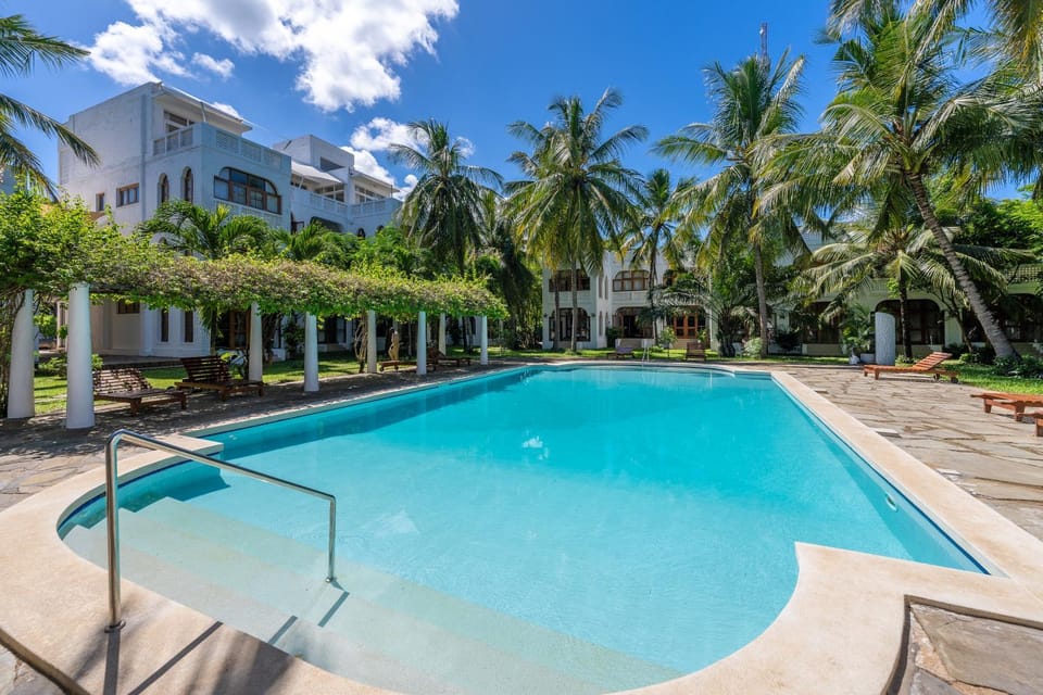 Spring, Day, Garden, Garden view, Pool view, Swimming pool, Swimming pool, sunbed
