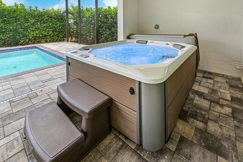 Heated Pool, Hot Tub, Outdoor Oasis - Villa Salt Life - Roelens House in Cape Coral
