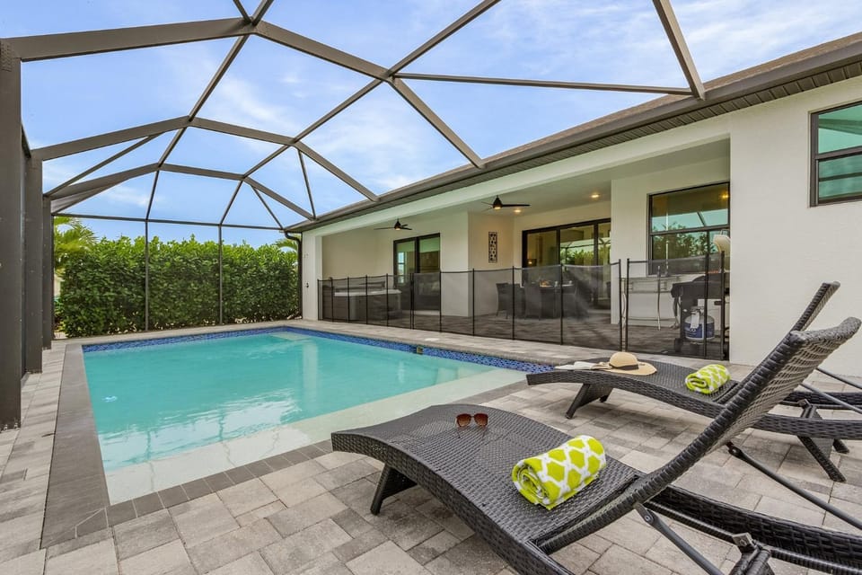 Heated Pool, Hot Tub, Outdoor Oasis - Villa Salt Life - Roelens House in Cape Coral