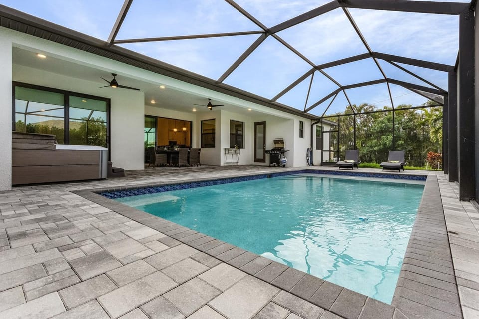 Heated Pool, Hot Tub, Outdoor Oasis - Villa Salt Life - Roelens House in Cape Coral