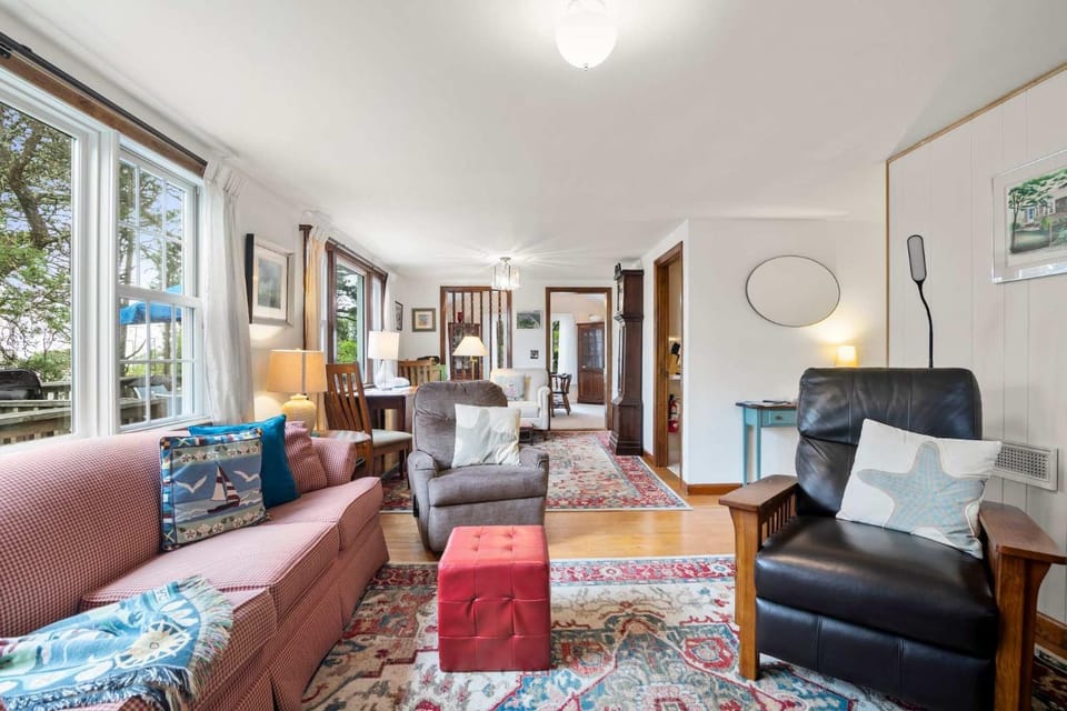 Cozy Cottage Walk to Nauset Beach House in Orleans