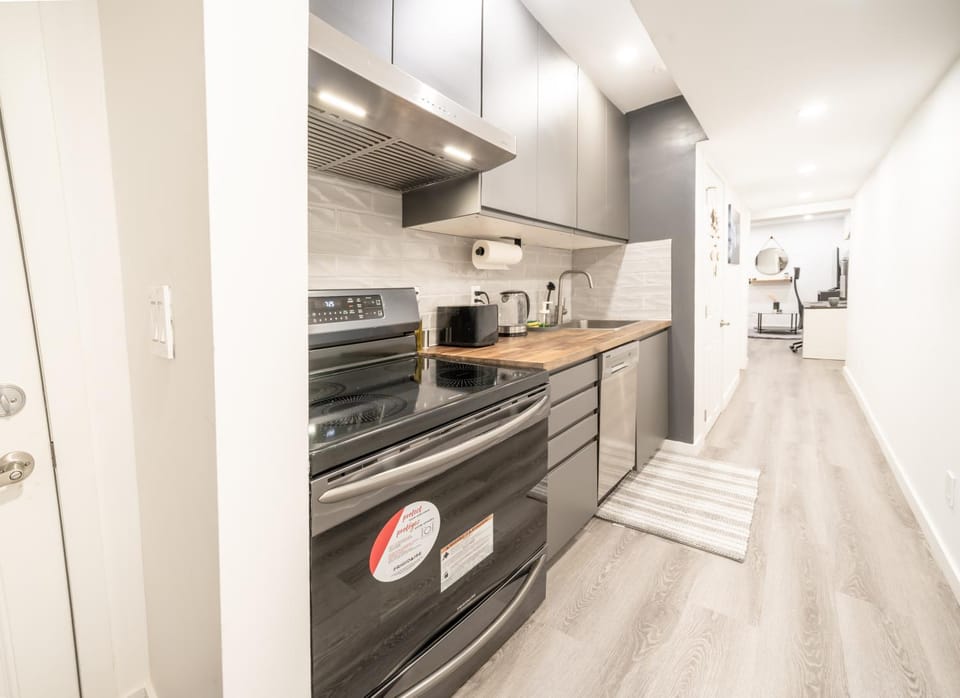 Kitchen or kitchenette, dishwasher, minibar, oven, stove