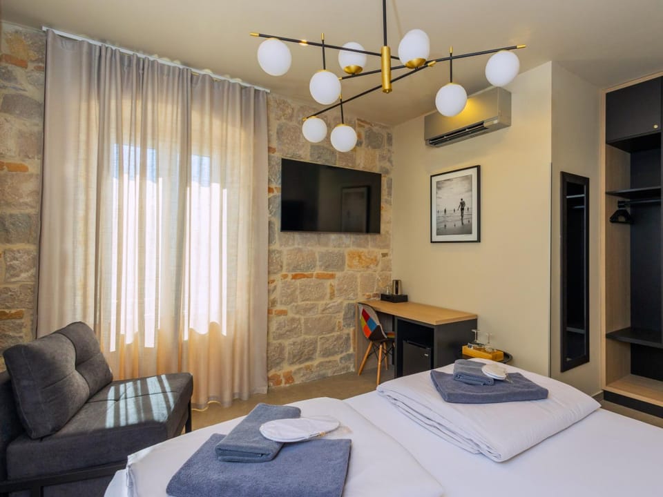 Bed, TV and multimedia, Photo of the whole room, Seating area, Bedroom, towels