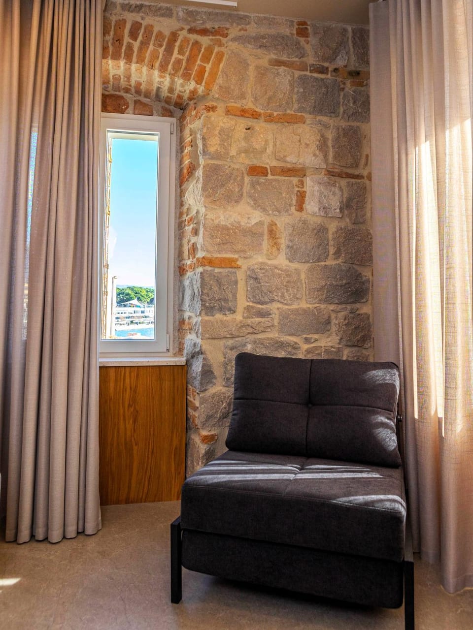 Bed, Seating area, Bedroom