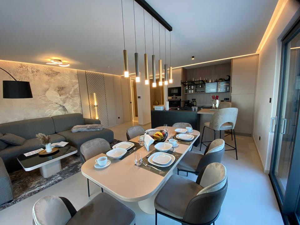 Kitchen or kitchenette, Seating area, Dining area