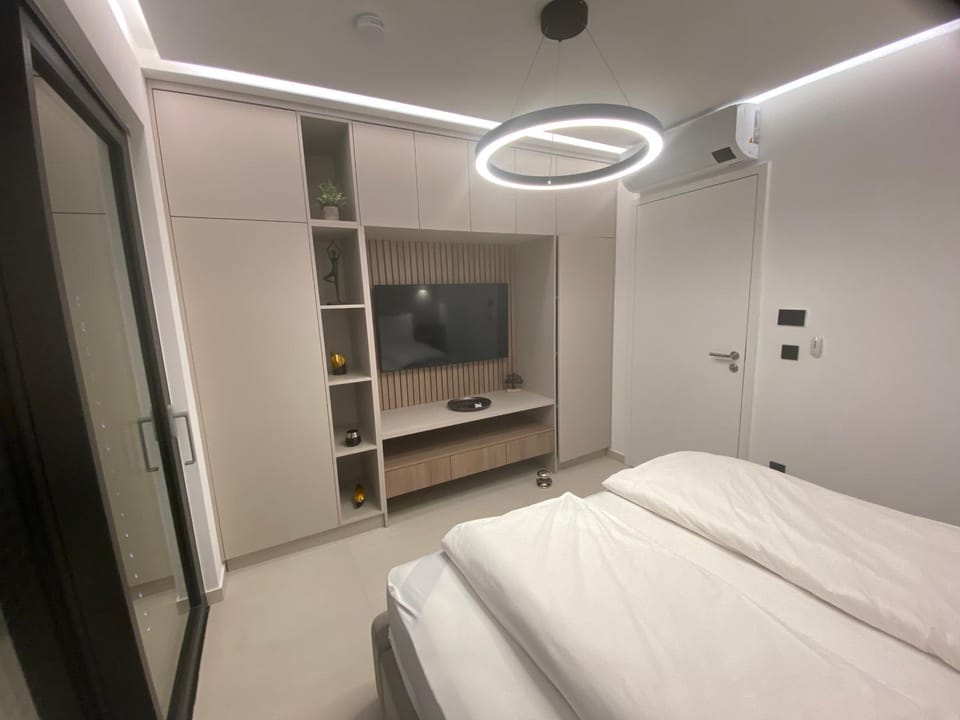 Bed, TV and multimedia, Bedroom