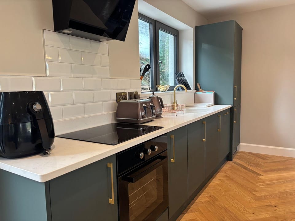 Coffee/tea facilities, Kitchen or kitchenette, stove, toaster