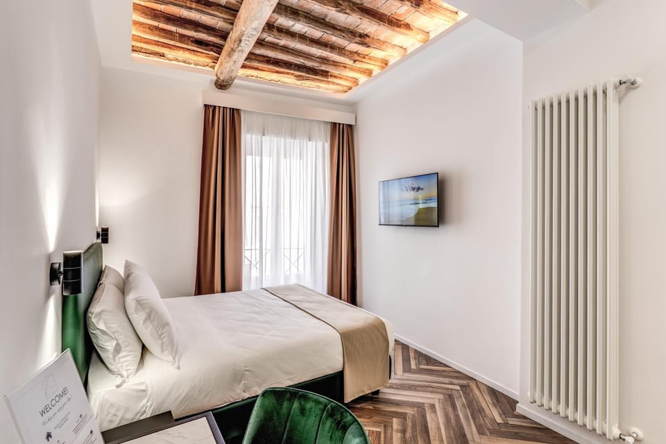Bed, TV and multimedia, Photo of the whole room, Bedroom