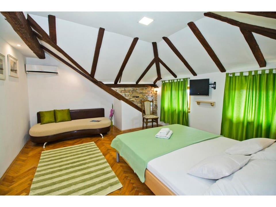 Bed, TV and multimedia, Living room, Seating area, Bedroom