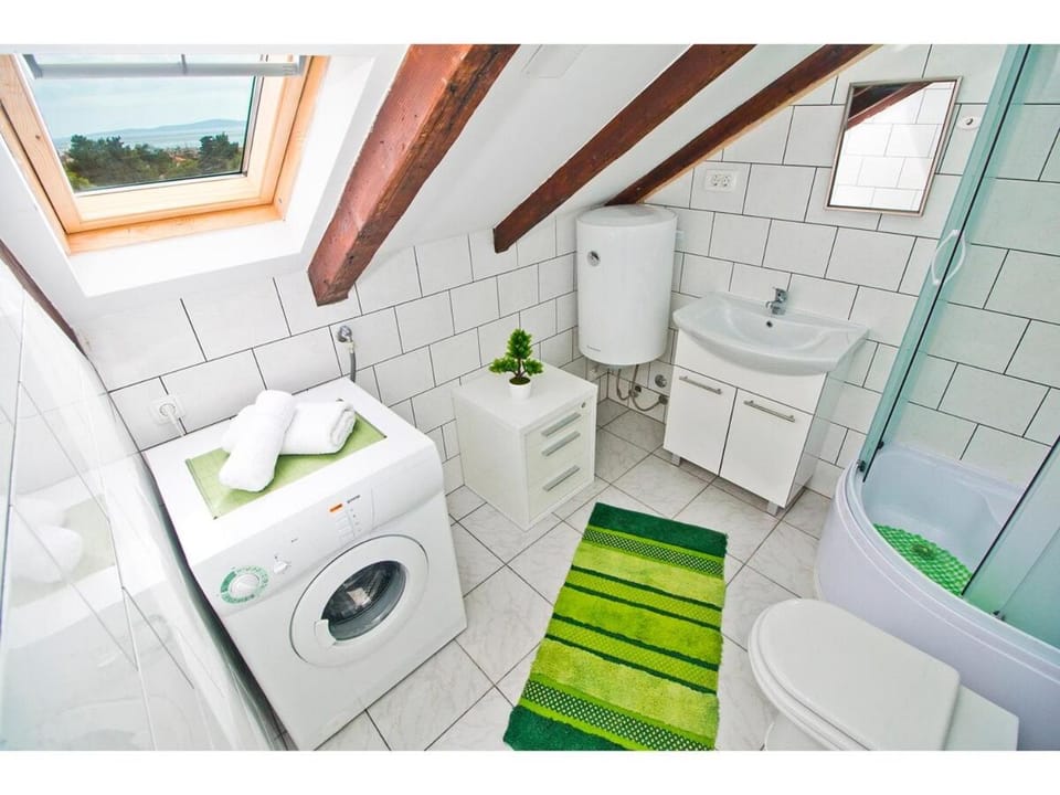 Toilet, Bathroom, towels, washing machine