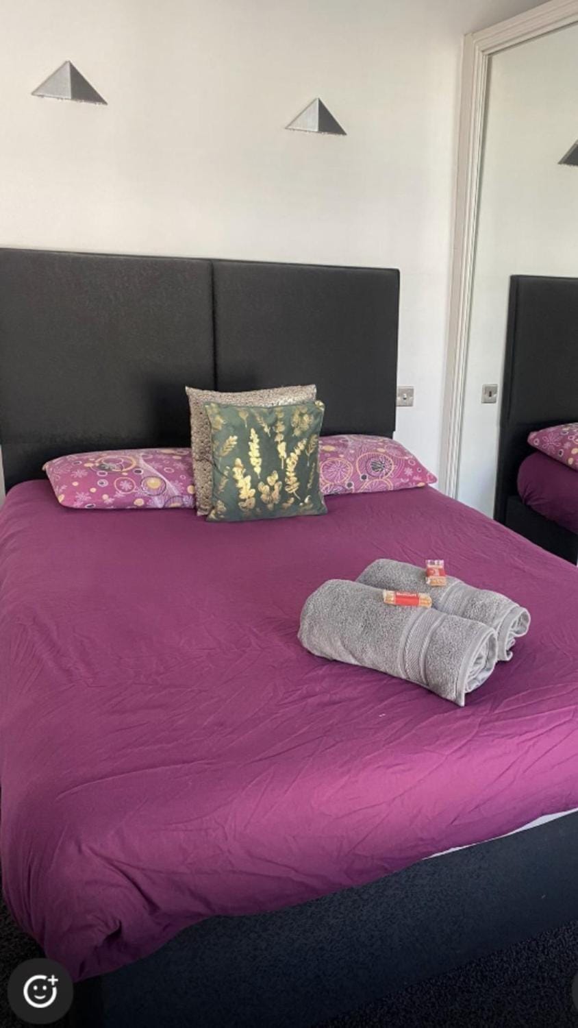 Bed, towels