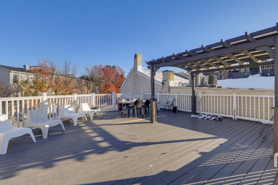 Rooftop Patio w/ View: Baltimore Retreat House in Baltimore