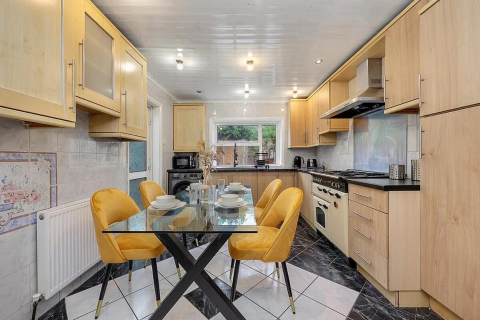 8 Bed The City TownHouse by Harlington Apartment in London Borough of Hackney