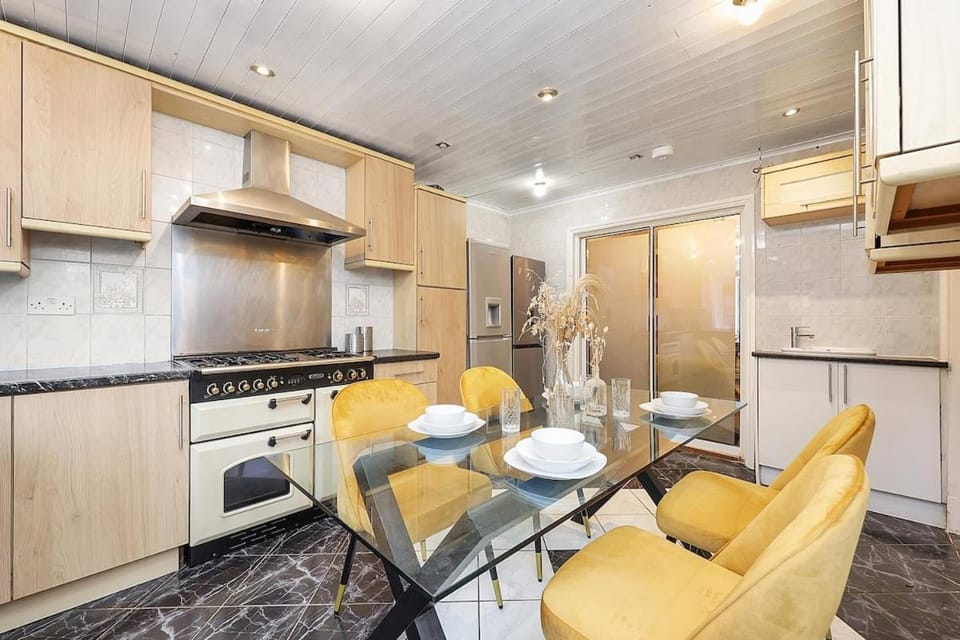 8 Bed The City TownHouse by Harlington Apartment in London Borough of Hackney