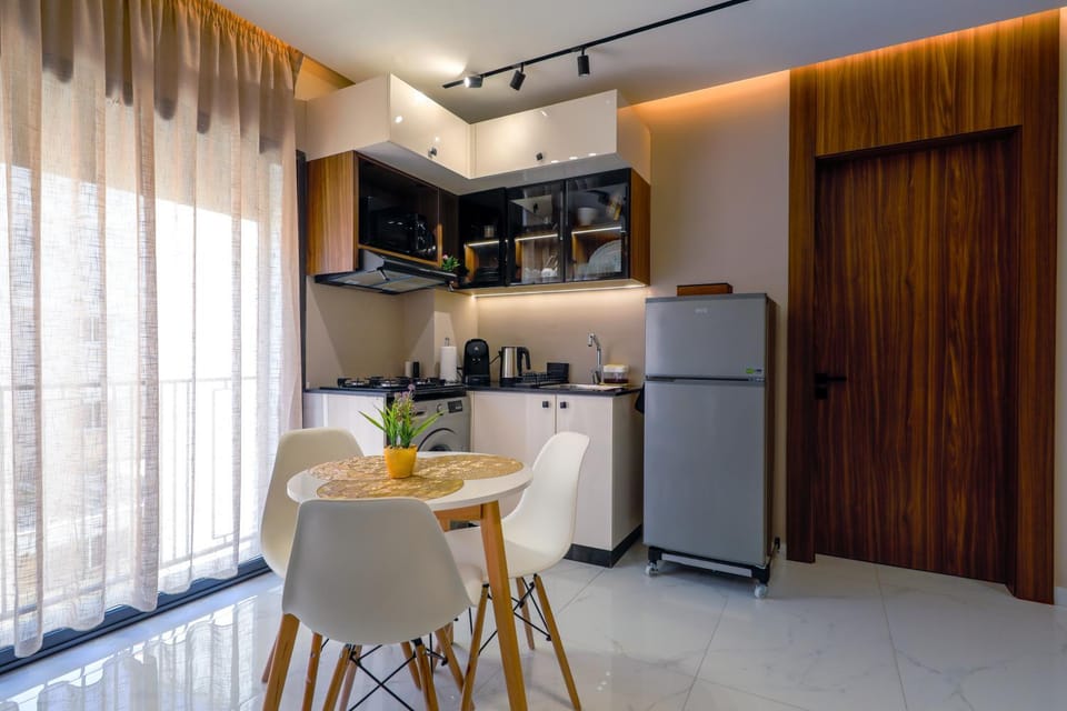 Coffee/tea facilities, Kitchen or kitchenette, Dining area, minibar, oven, stove