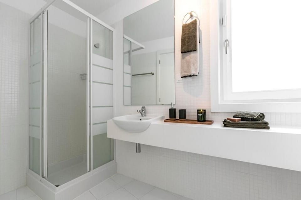 Modern 2-bed apartment with view to Clerigos Tower House in Porto