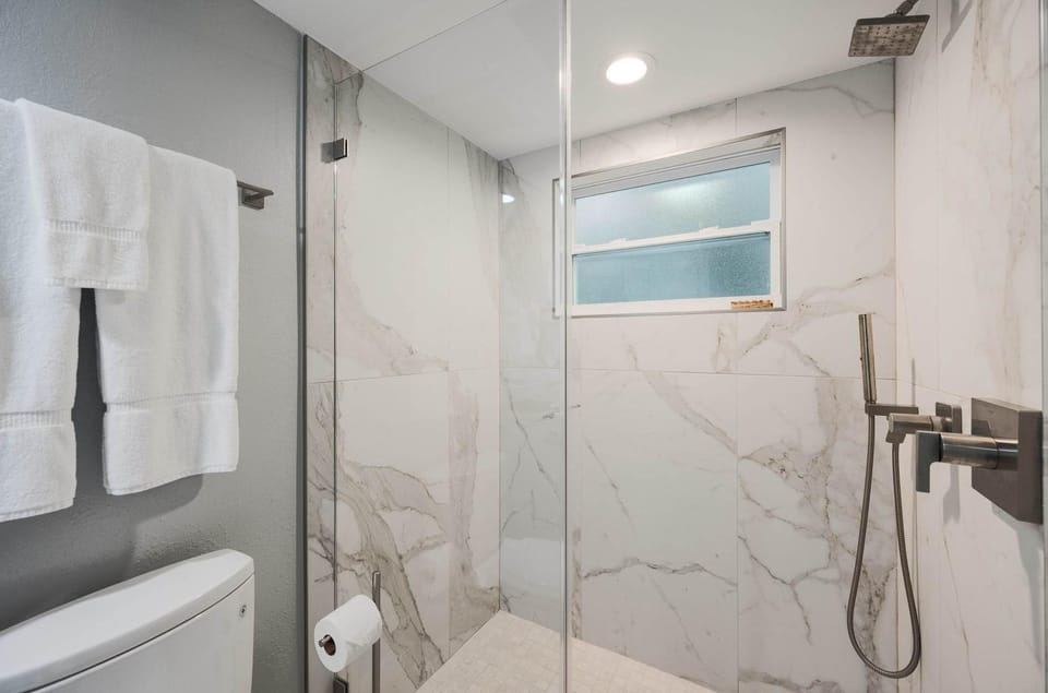 Shower, Toilet, Bathroom, towels