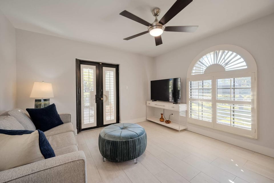 TV and multimedia, Living room, Seating area, Evening entertainment