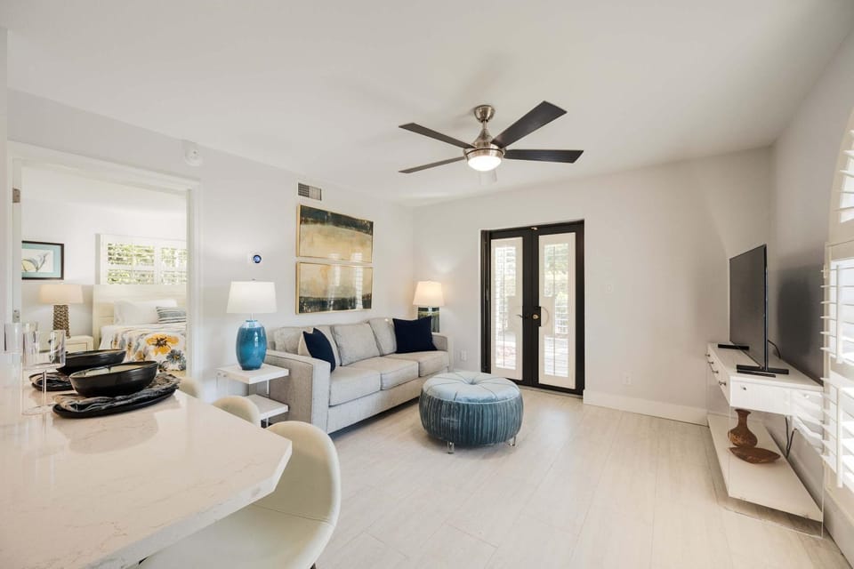 TV and multimedia, Living room, Seating area, Evening entertainment