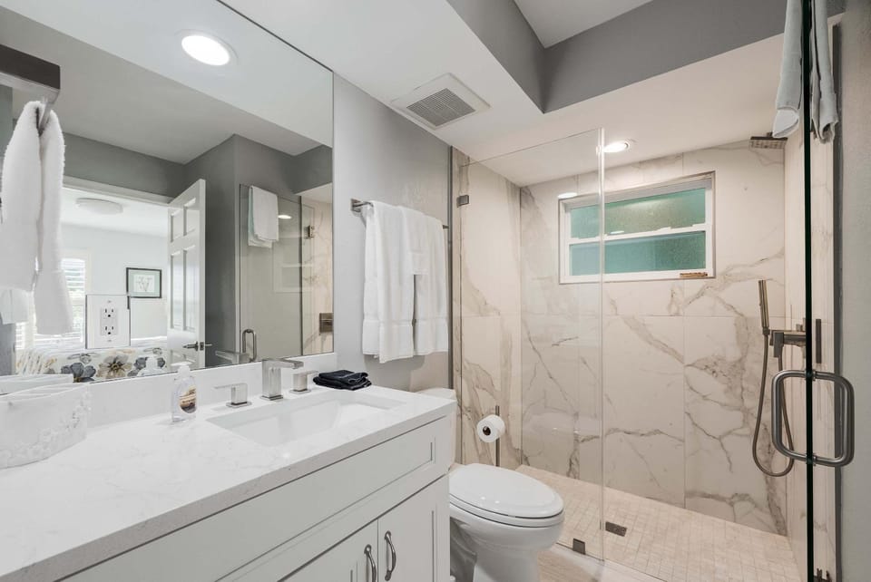 Shower, Toilet, Bathroom, towels