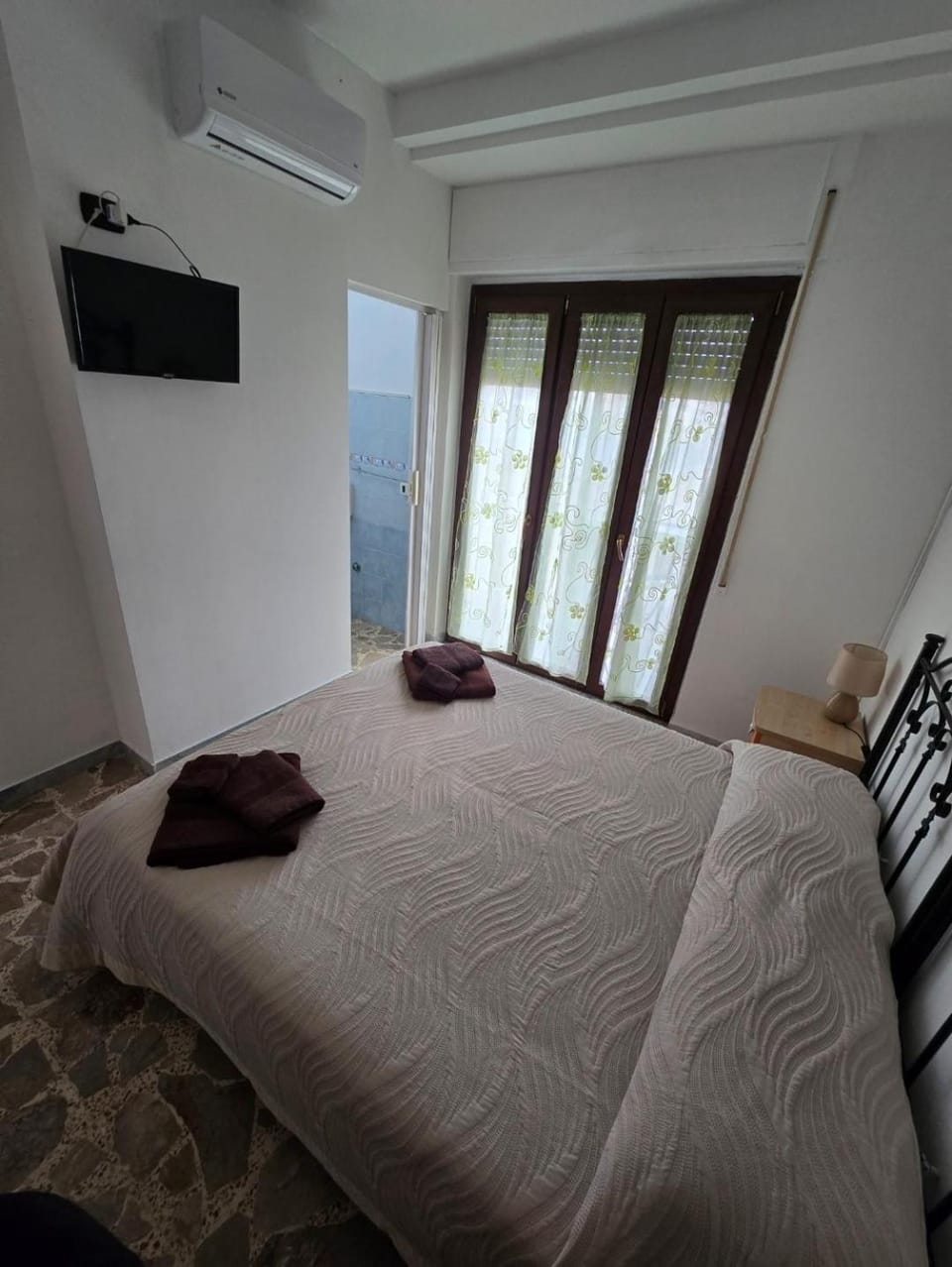Bed, TV and multimedia, Photo of the whole room, Bedroom, towels, air conditioner