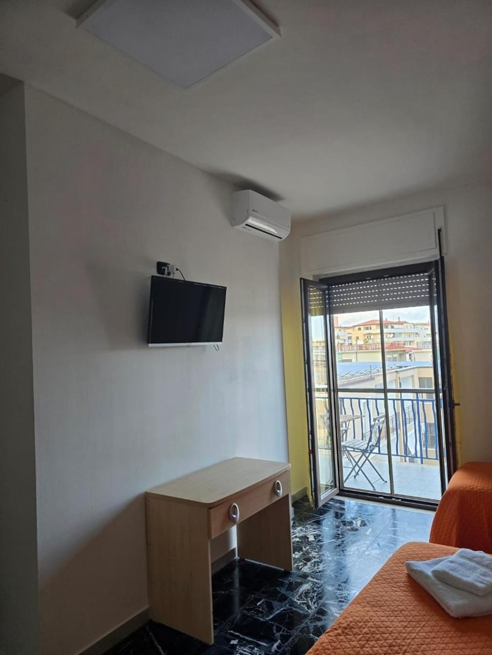 TV and multimedia, Photo of the whole room, Bedroom, towels, air conditioner