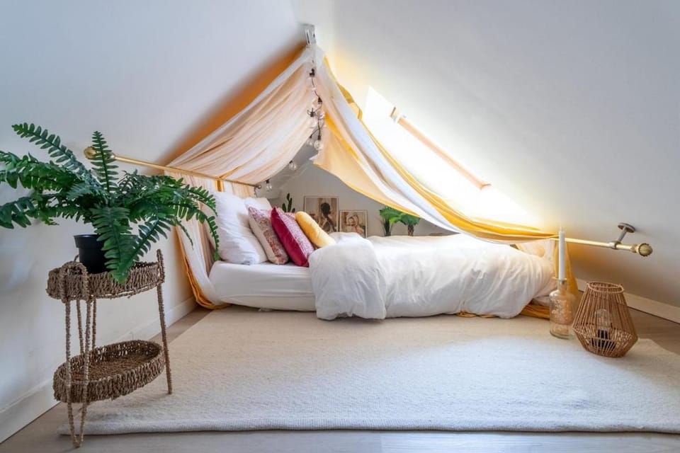 Photo of the whole room, Bedroom