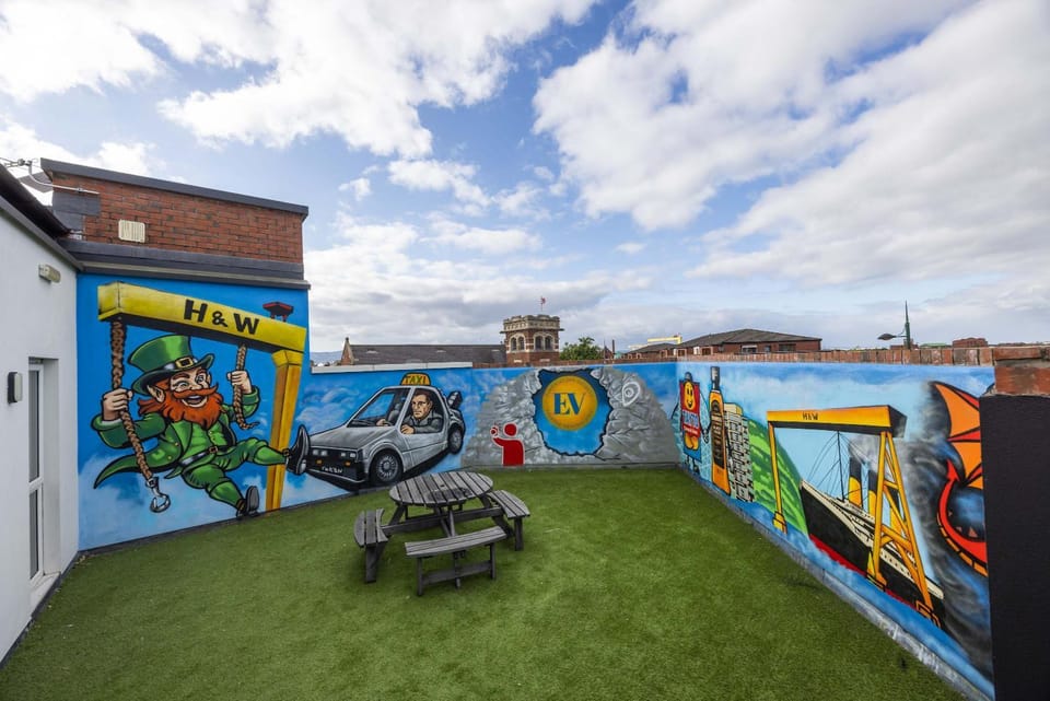 Stunning 1 bed Penthouse Apartment in East Village, Belfast - Walk to City Centre, Roof Terrace House in Belfast