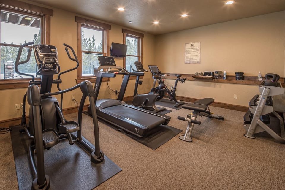 Day, Natural landscape, TV and multimedia, Fitness centre/facilities, furniture