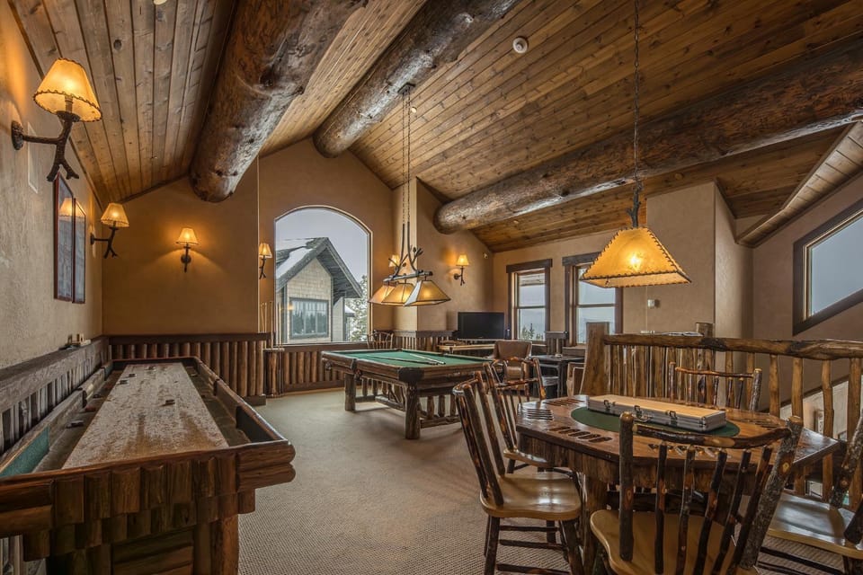 Billiard, Game Room, TV and multimedia, Seating area, furniture