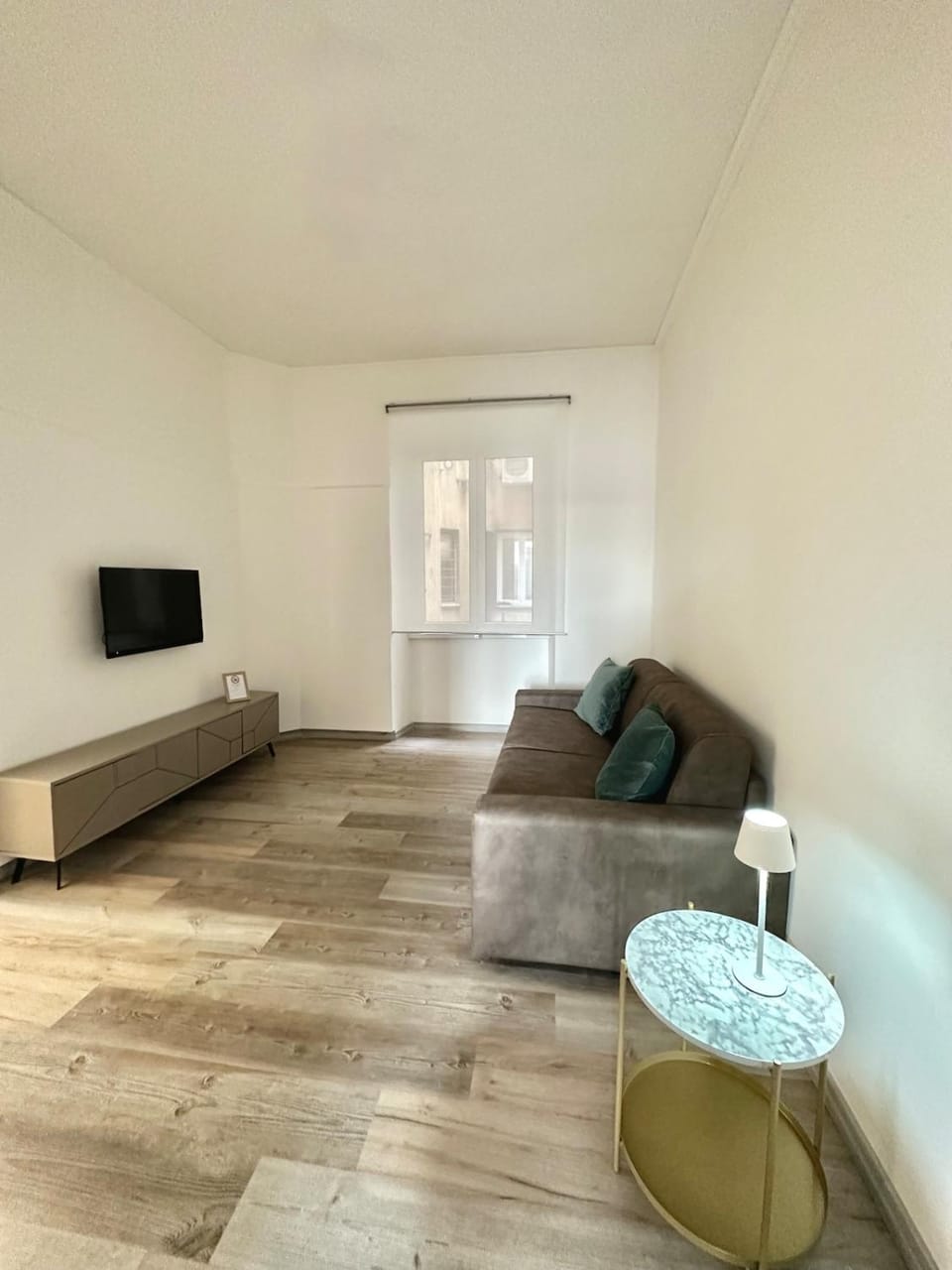 Bed, TV and multimedia, Living room, Seating area, Evening entertainment