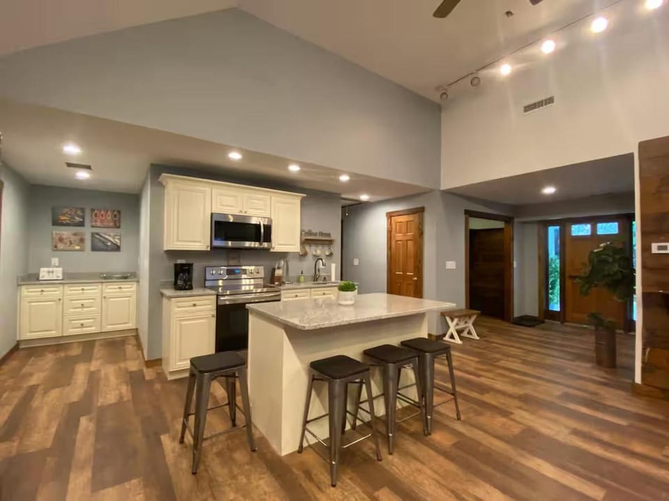 STUNNING RENOVATED 4BR House Apartment in Litchfield County