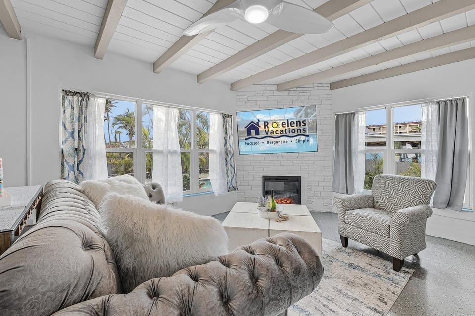 Gulf Access, Dock, Heated Pool, Across from the Beach - Sea-cluded Bungalow -Roelens House in Estero Island