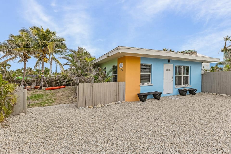 Gulf Access, Dock, Heated Pool, Across from the Beach - Sea-cluded Bungalow -Roelens House in Estero Island