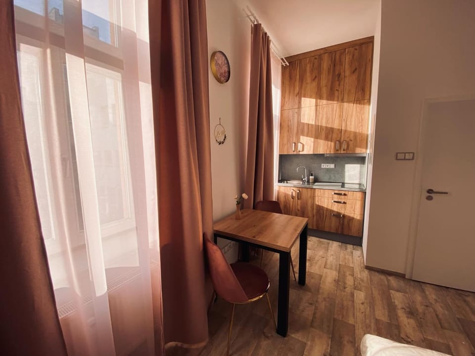 Kitchen or kitchenette, Dining area, stove