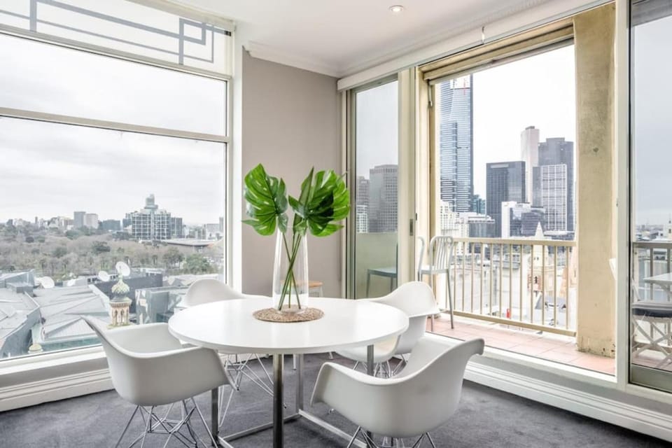 Bright, Luxury Penthouse with Amazing Views Apartment in Melbourne