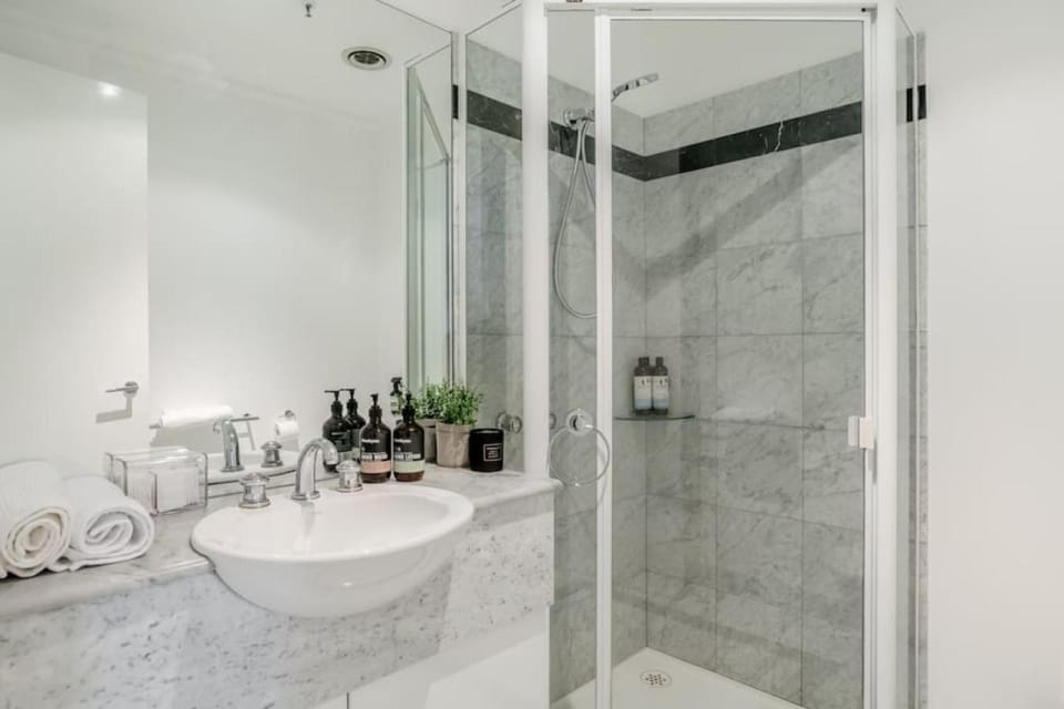 Bright, Luxury Penthouse with Amazing Views Apartment in Melbourne