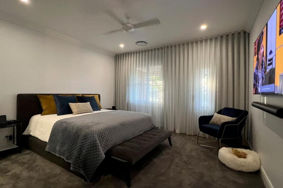 Bed, Evening entertainment, Bedroom