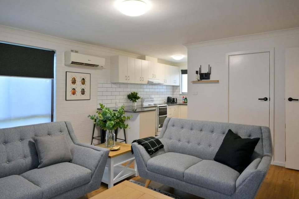 Kitchen or kitchenette, Seating area, stove