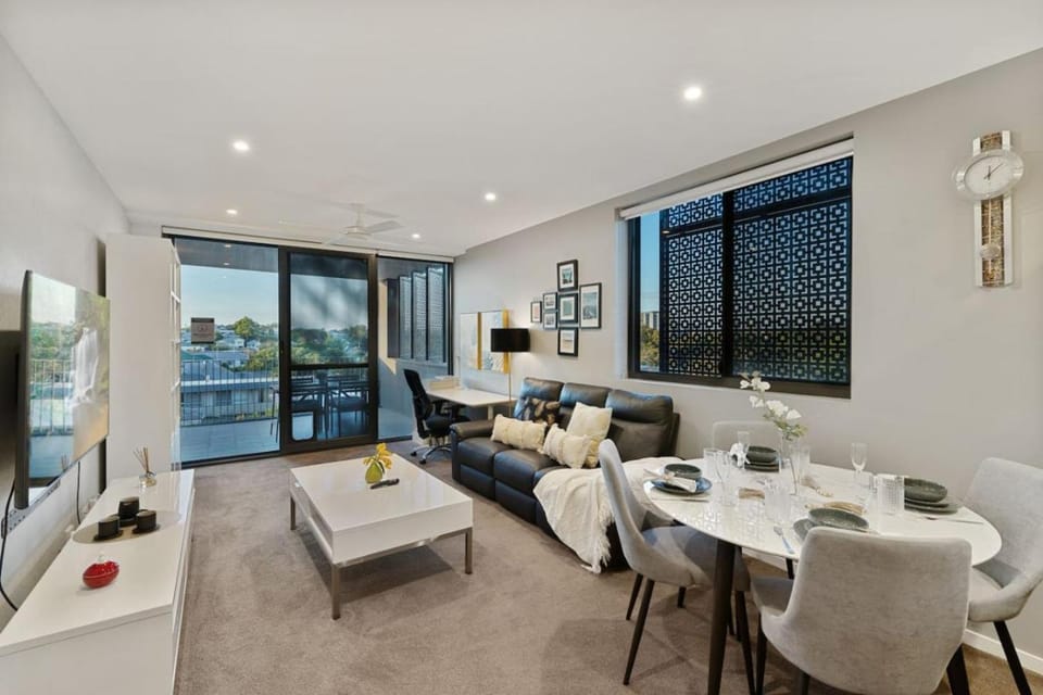 Rooftop Pool and View Stylish 2Bed with Ducted AC Apartment in Brisbane